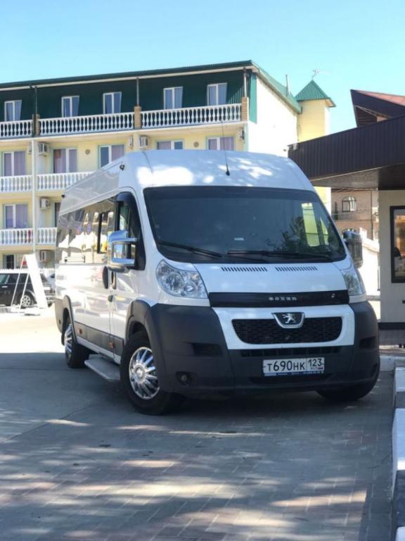 Комфортный автобус Пежо на курорте